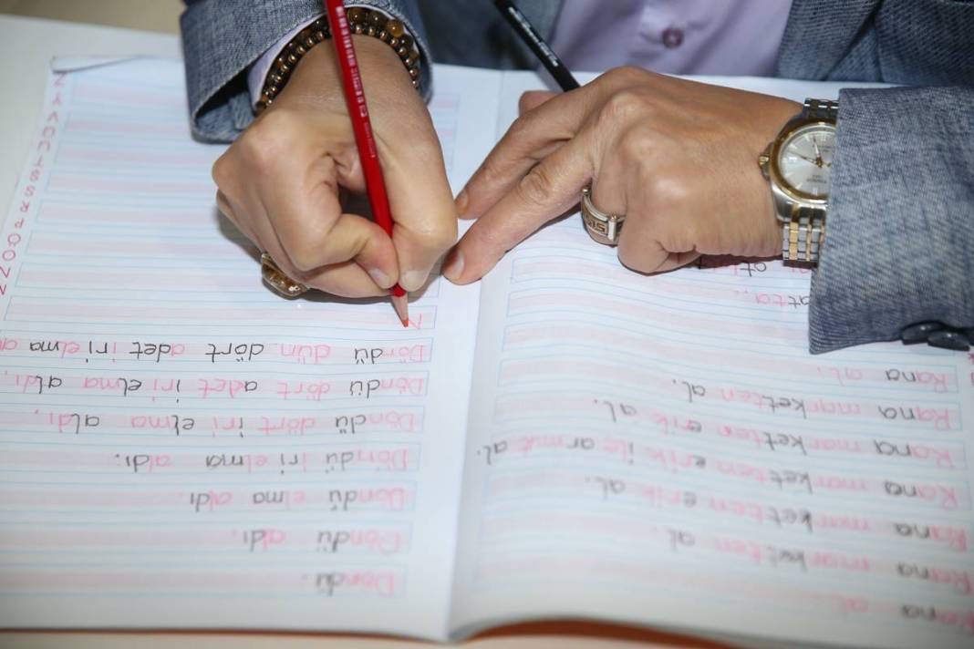 Hafızasını kaybedince okuma yazmayı da unuttu! 49 yaşındaki iş insanı, yeniden ilkokula başladı 7